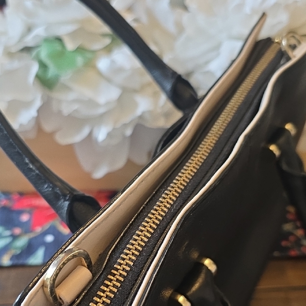 Kate Spade Classic Black and Cream Bag 10x8 - Picture 3 of 10